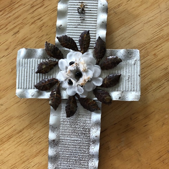 Handcrafted Rustic White Embellished Cross - Picture 1 of 2